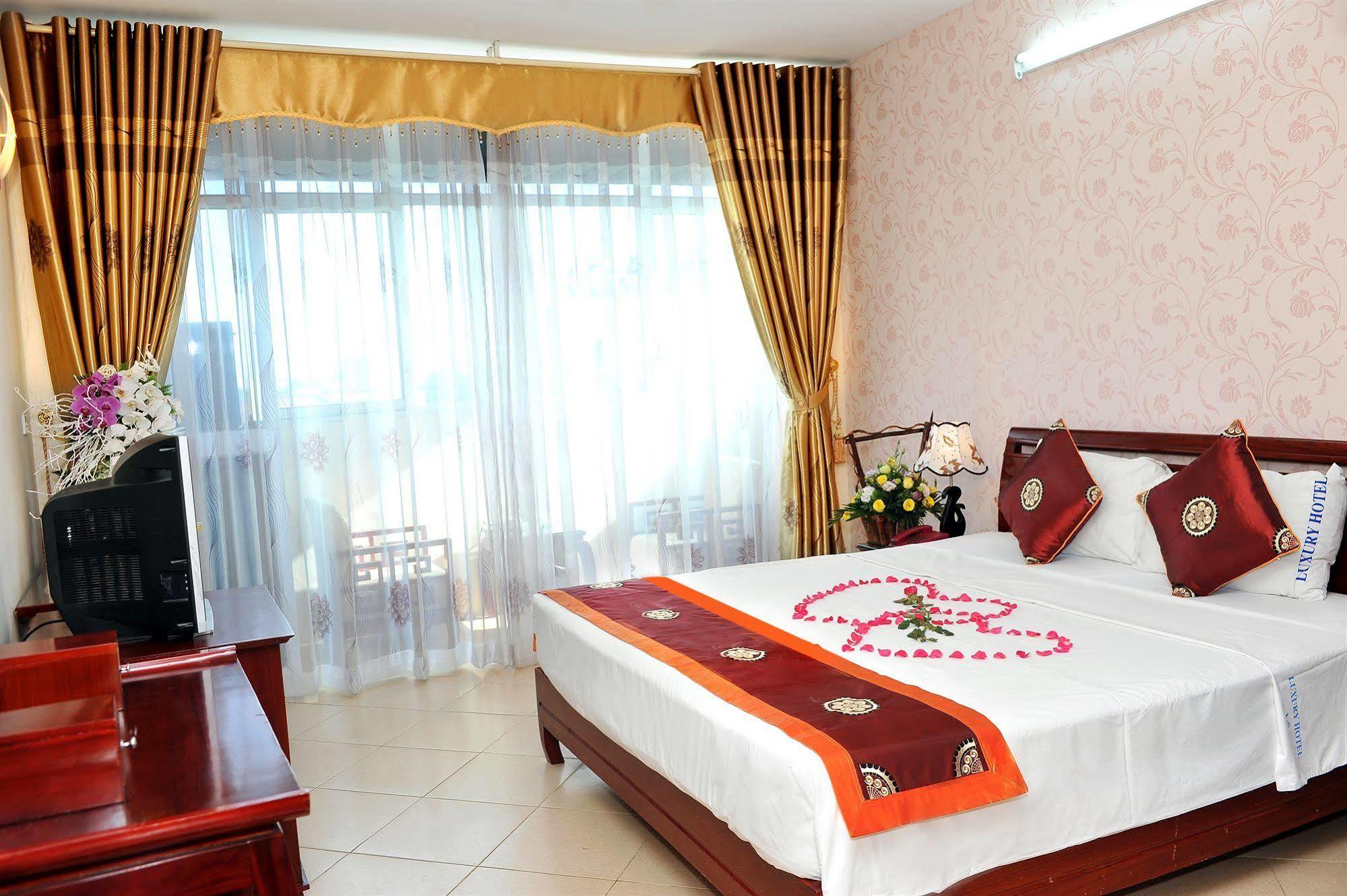 Hanoi Luxury Hotel Bagian luar foto